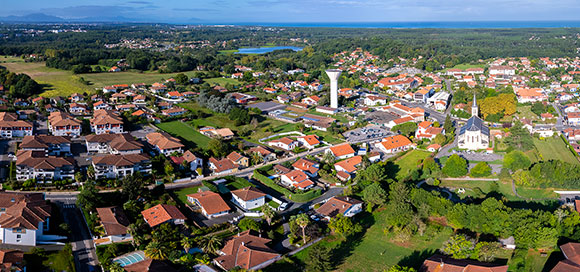 Vue aérienne du centre-ville d'Ondres - Landes