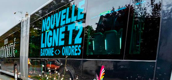 Photographie montrant en perspective le trambus T2 - Ondres, Landes